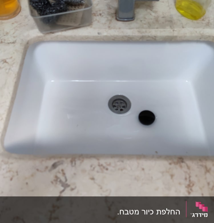 כיור מטבח עם ברז וניקוז פתוח